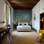 La Nova Bed And Museum